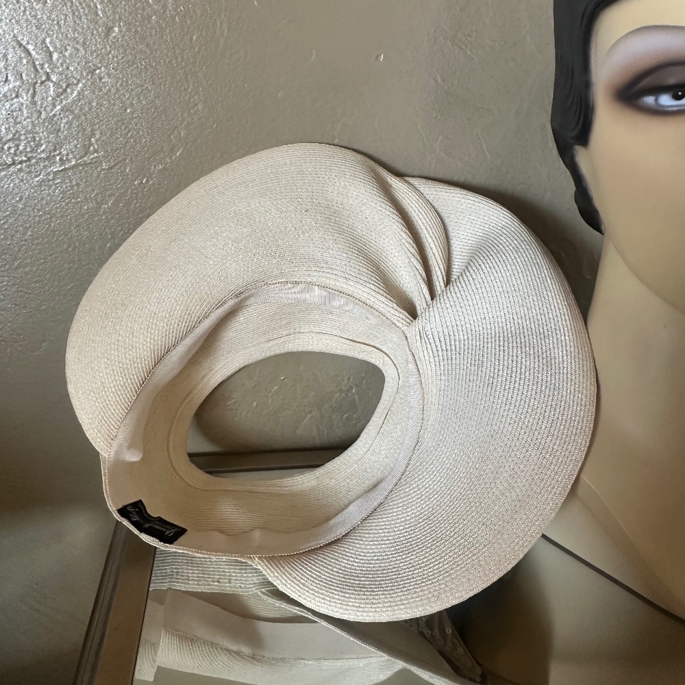 GRACEFUL 1940s' IVORY STRAW OPEN CROWN HAT WITH FOLDED BRIM & FABRIC FLOWERS - Picture 11 of 12